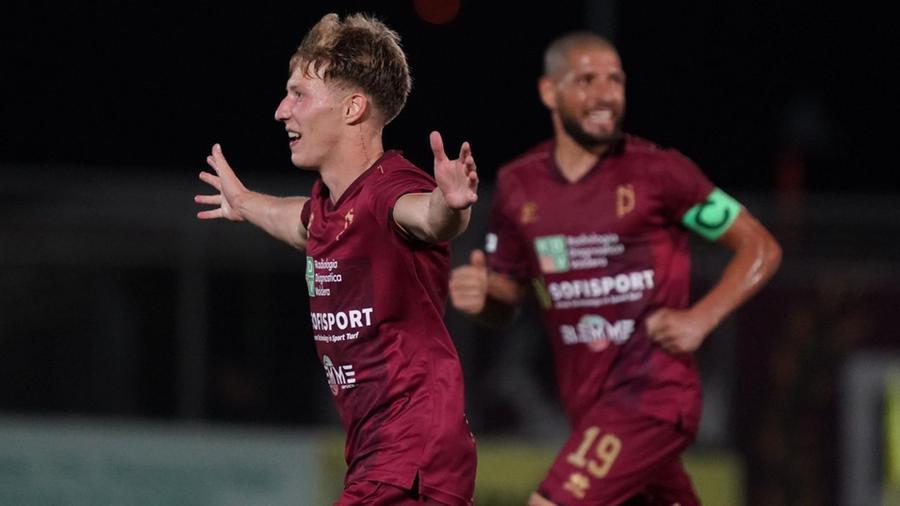 
	Simone Ianesi autore della rete del 3-0 del Pontedera a Olbia (Foto di Franco Silvi)

