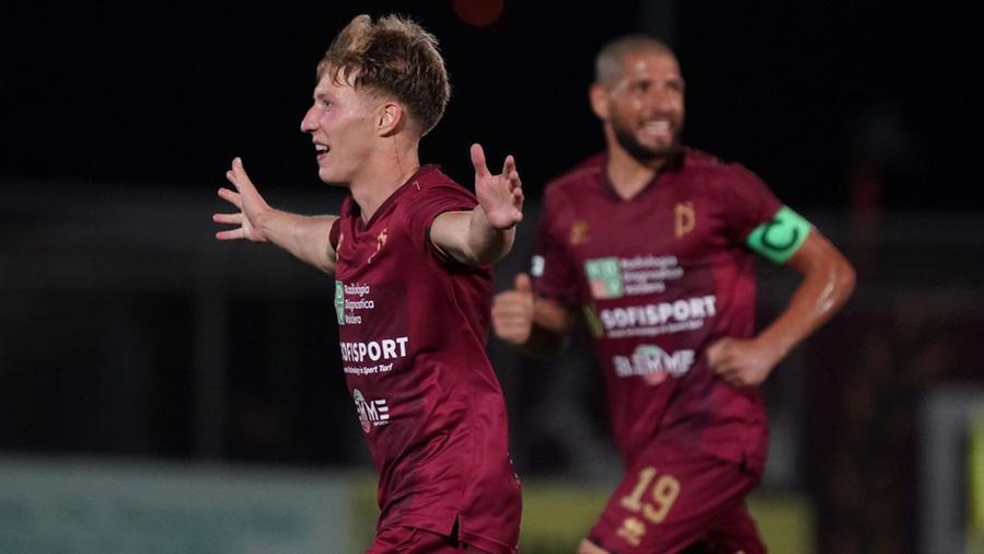 Simone Ianesi autore della rete del 3-0 del Pontedera a Olbia (Foto di Franco Silvi)