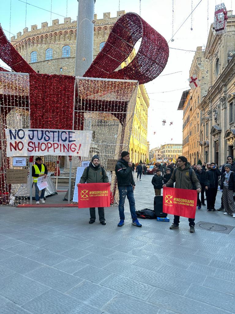 Firenze, i lavoratori a rischio licenziamento occupano le luminarie di via Tornabuoni