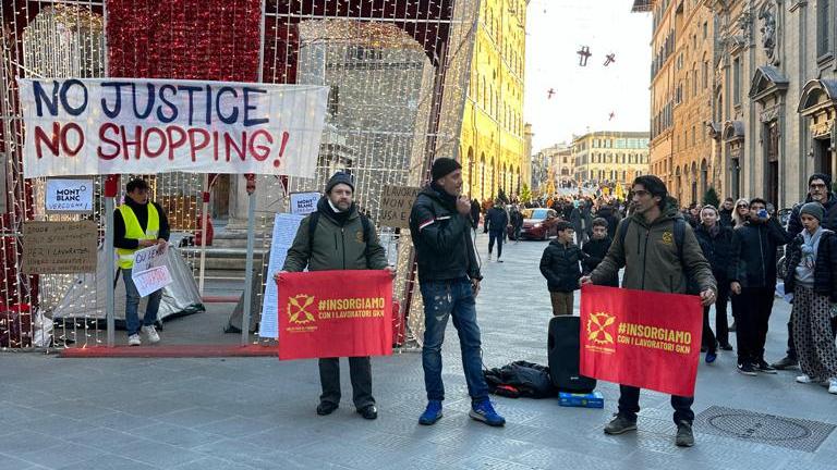 Firenze, i lavoratori a rischio licenziamento occupano le luminarie di via Tornabuoni