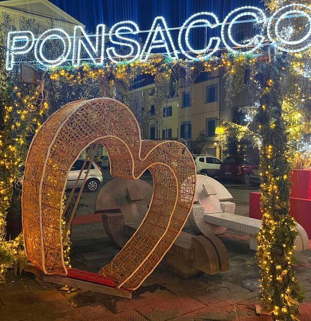 Ponsacco, vandalizzato il cuore del Natale: caccia ai responsabili attraverso i video<br>
