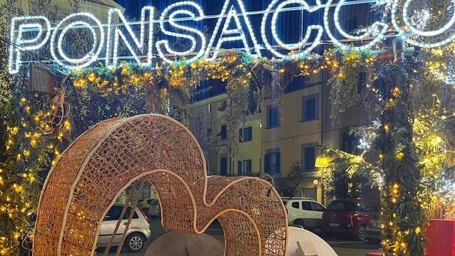 Ponsacco, vandalizzato il cuore del Natale: caccia ai responsabili attraverso i video<br>