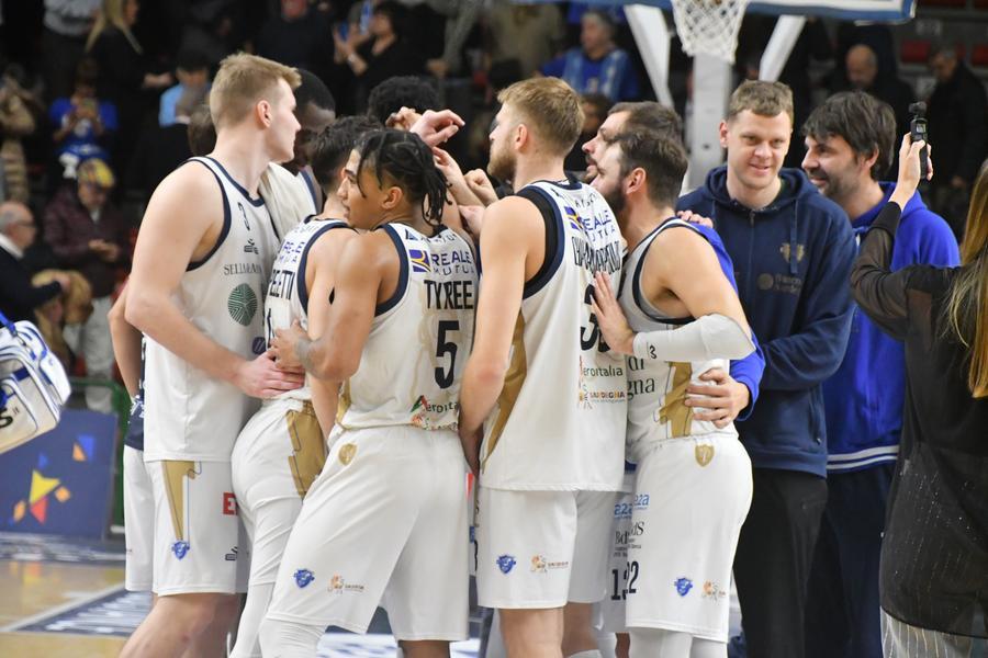 La Dinamo ritrova la vittoria, Brindisi battuto 84-81