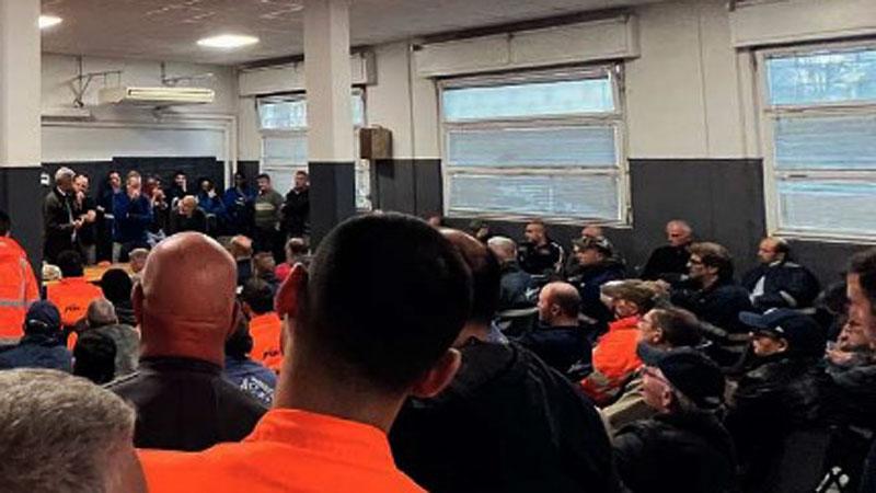Un’assemblea dei lavoratori dell’acciaieria di Piombino in attesa della proroga della cassa integrazione straordinaria (Foto Paolo Barlettani)