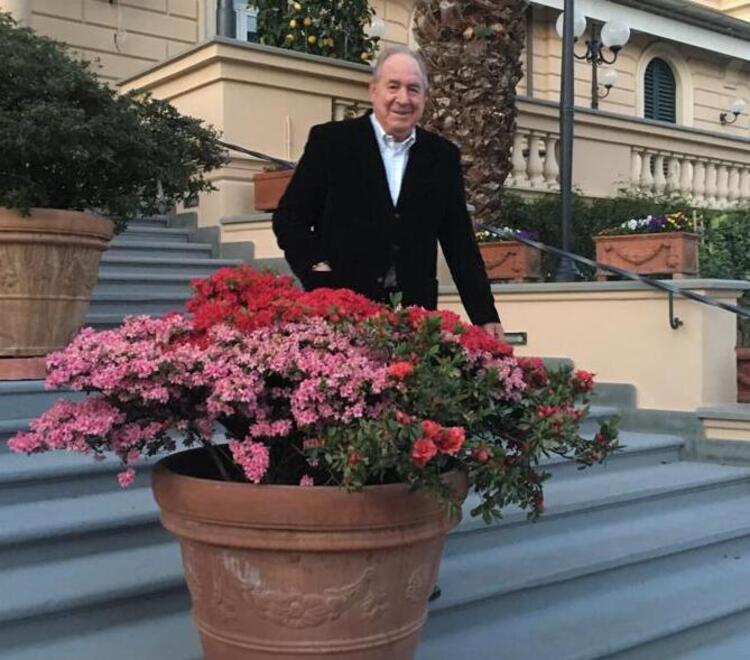 Mario Elifani sulla scenografica scalinata del Grand Hotel Vittoria in via Puccini a Montecatini