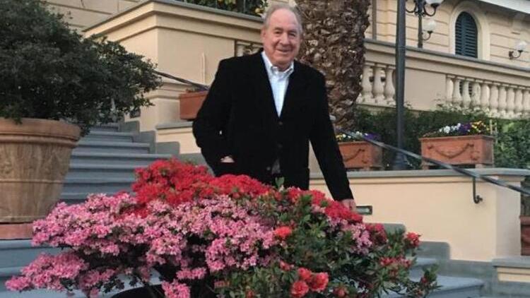 Mario Elifani sulla scenografica scalinata del Grand Hotel Vittoria in via Puccini a Montecatini