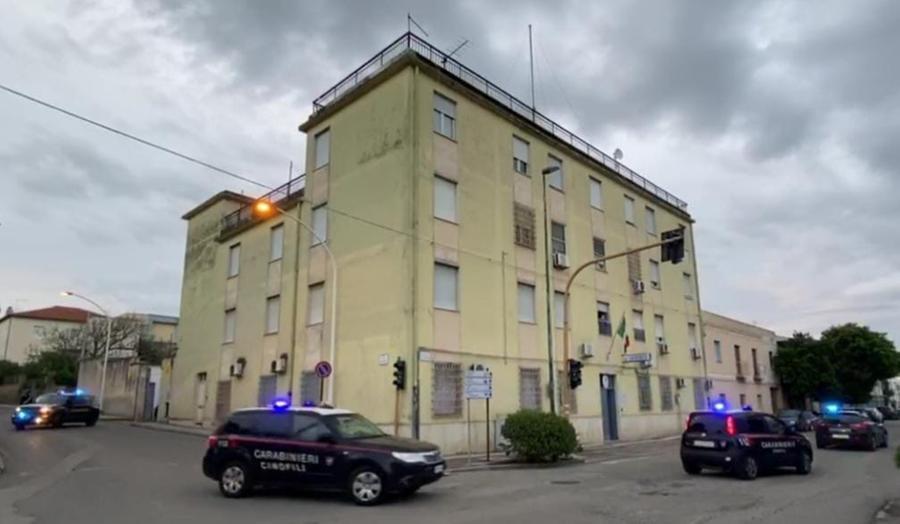 Torna a casa in ritardo e il compagno la picchia davanti ai figli, 44enne arrestato a Sanluri