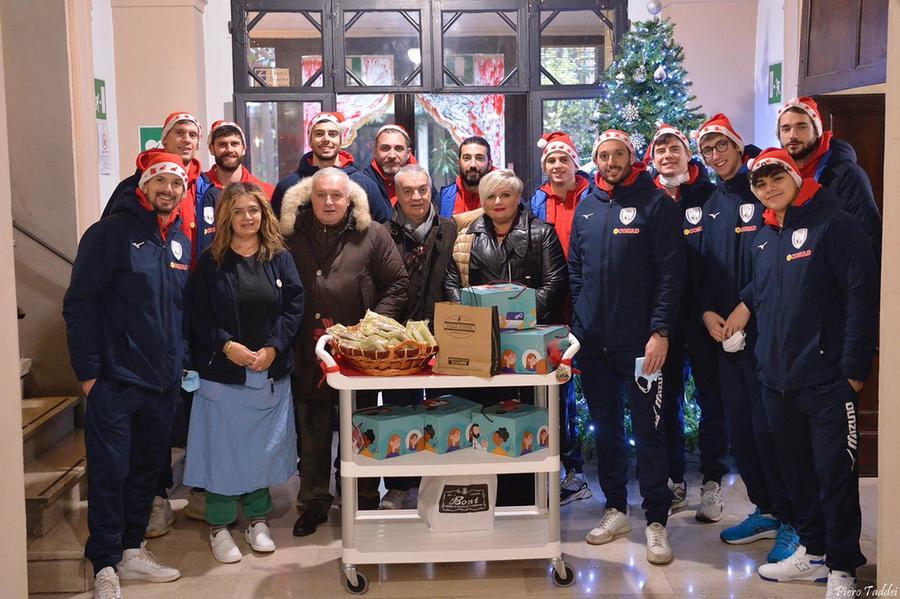 Gli atleti della Conad Volley Tricolore fanno gli auguri agli anziani dell’Omozzoli Parisetti