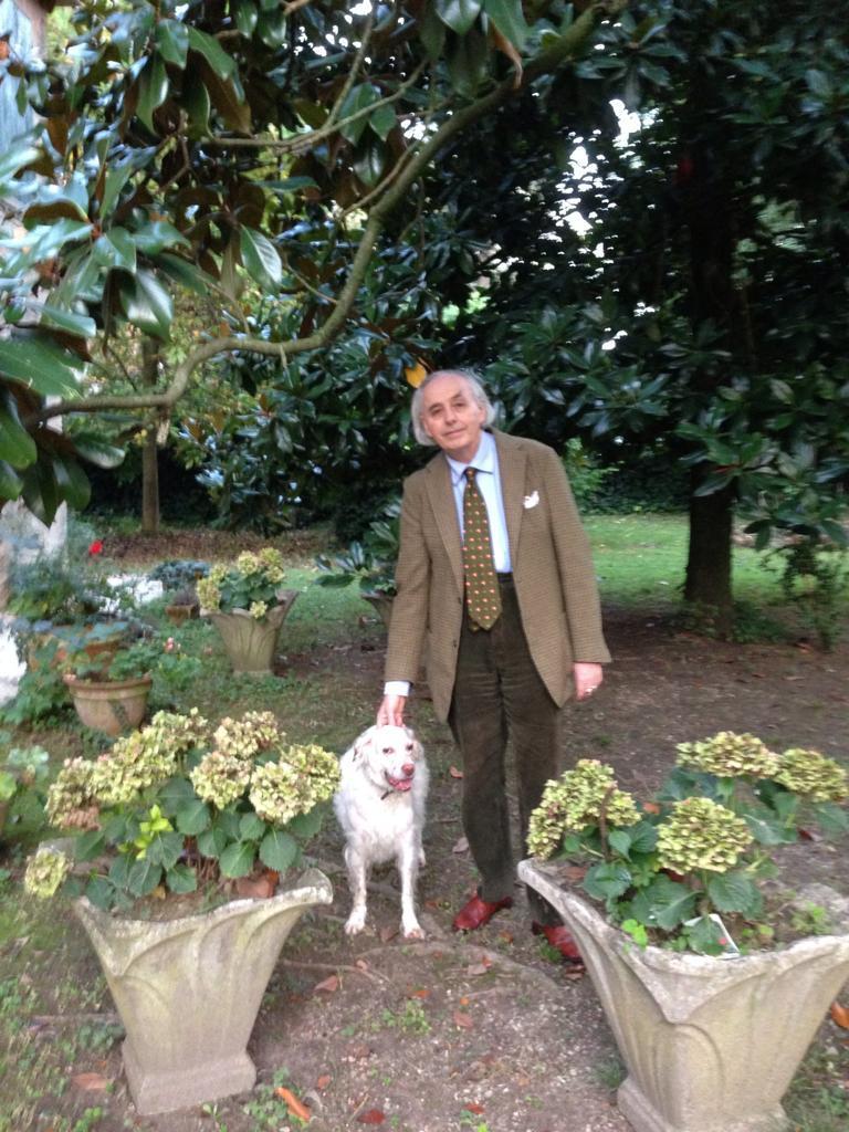 Modena, in un mondo di apparente “bon ton” storia di una pittrice tra ospiti cinici