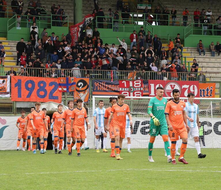 Un ingresso in campo della Pistoiese al Melani (foto Nucci)