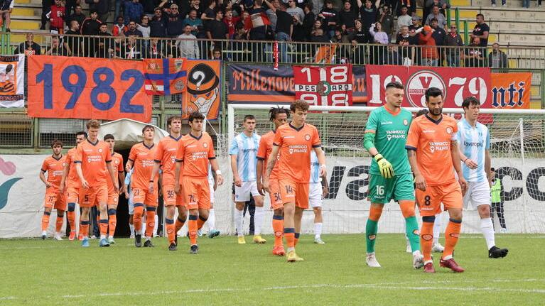 Un ingresso in campo della Pistoiese al Melani (foto Nucci)