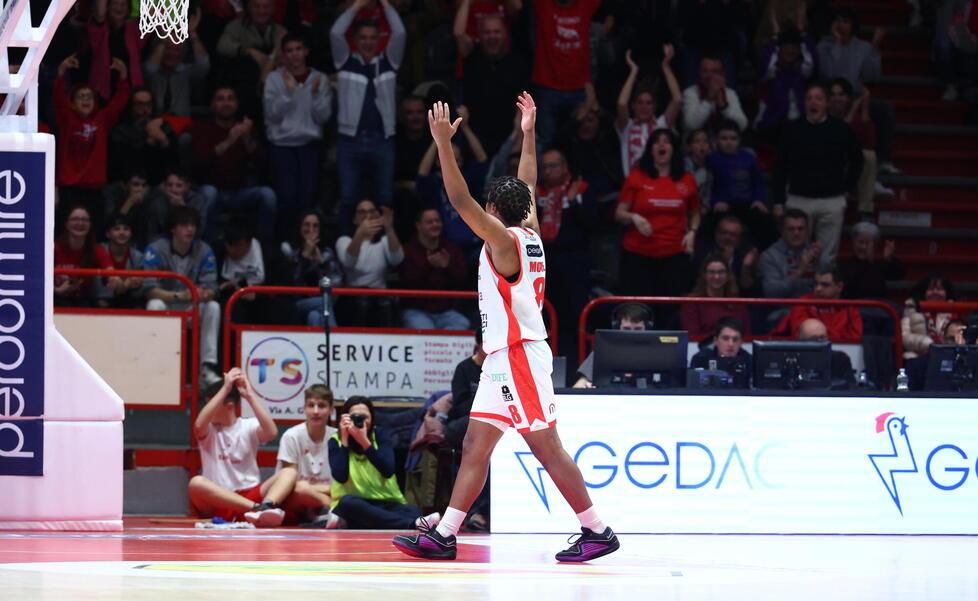 Moore incita il pubblico di Pistoia (foto Nucci)