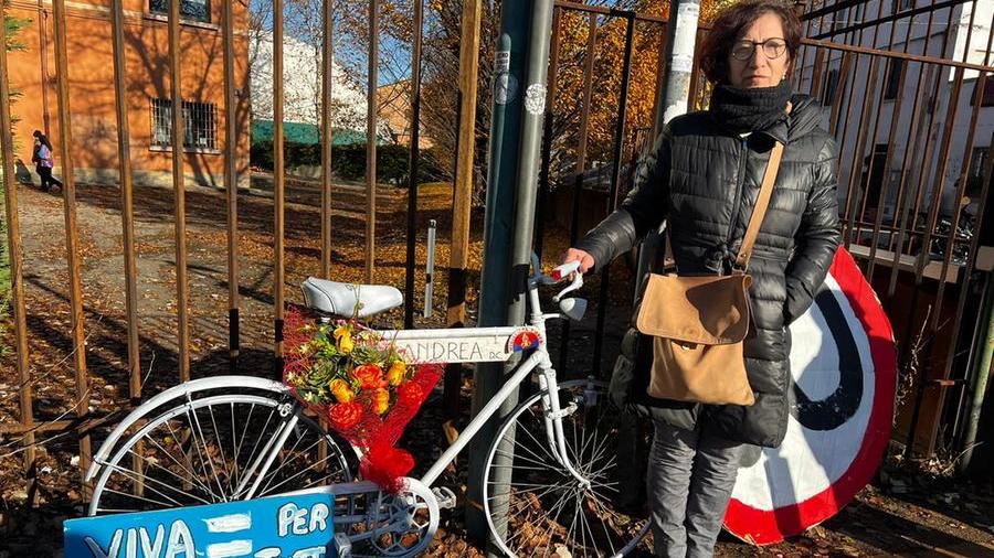 Modena, una bicicletta bianca per ricordare Andrea: «Basta morti in strada»
