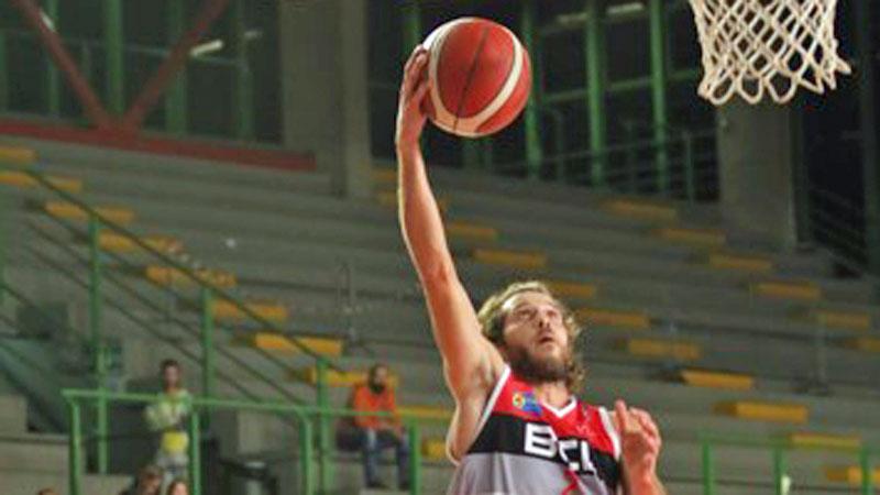 Burgalassi, veterano del Bc Lucca mentre appoggia a canestro