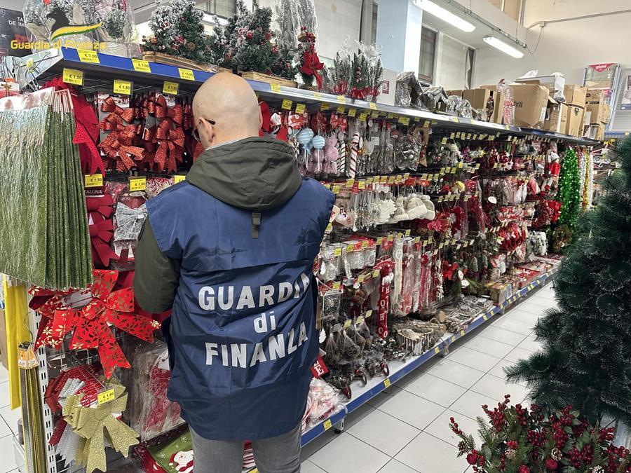 Prato, sequestrati 170.000 articoli natalizi potenzialmente pericolosi