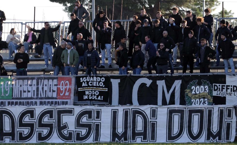 I tifosi della Massese sugli spalti dello stadio