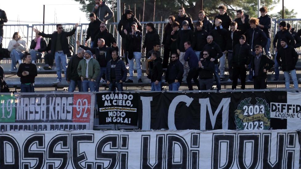 I tifosi della Massese sugli spalti dello stadio