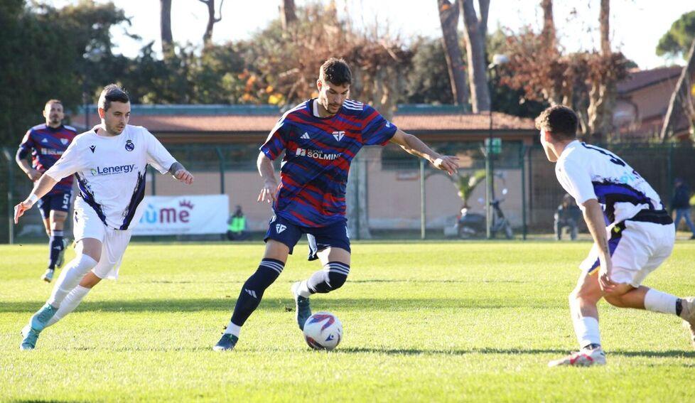 Un'immagine della partita di ieri tra Real Forte Querceta e FolGav (foto UsFG)