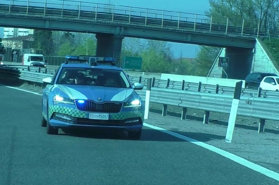 Modena, beve alcol e guida un camion in autostrada: denunciato e patente ritirata