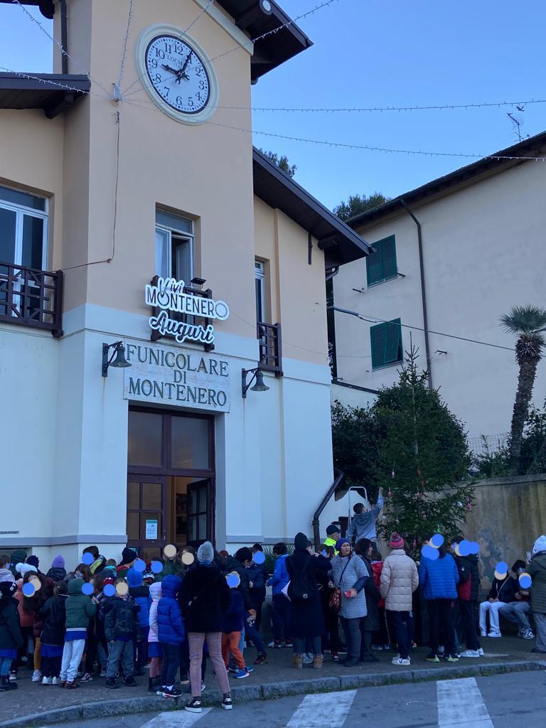 Livorno, gli studenti addobbano l’albero di piazza delle Carrozze