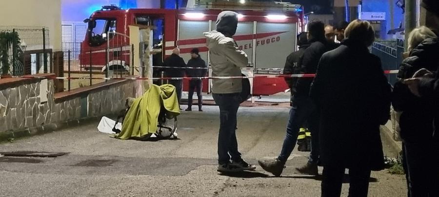 
	L'incendio che &egrave; costato la via a Sergio Nardelli &egrave; divampato in una villetta di via Urbino <em>(foto Massimo Locci)</em>

