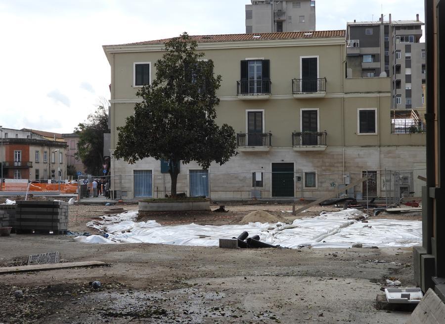 
	Panoramica di piazza Manno presa da vico Episcopio

