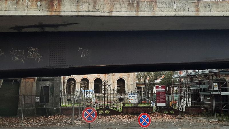 Il cavalcavia della stazione che sarà abbattuto una volta che sarà pronto il nuovo sottopasso che partirà dal Corallo arrivando fino alle Torri
