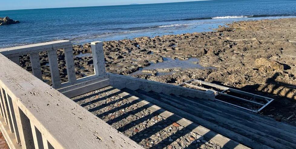 Uno dei tratti più colpiti della passeggiata a mare di Rosignano Solvay