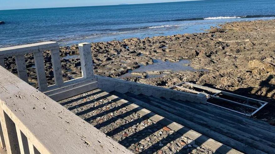 Uno dei tratti più colpiti della passeggiata a mare di Rosignano Solvay