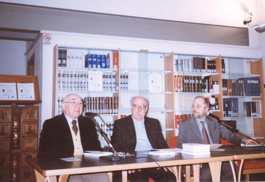 
	Da sinistra: Angelo Stella, Paolo Pulina e&nbsp;Paolo Paoletti (direttore della Biblioteca "Ricottiana") in una presentazione a Voghera del 2005.

