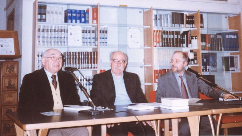 
	Da sinistra: Angelo Stella, Paolo Pulina e&nbsp;Paolo Paoletti (direttore della Biblioteca &quot;Ricottiana&quot;) in una presentazione a Voghera del 2005.

