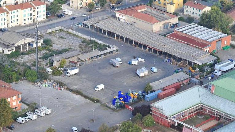 Una veduta dell’ex mercato ortofrutticolo dove sarà realizzato il nuovo PalAcqua (Foto Piero Frassi)