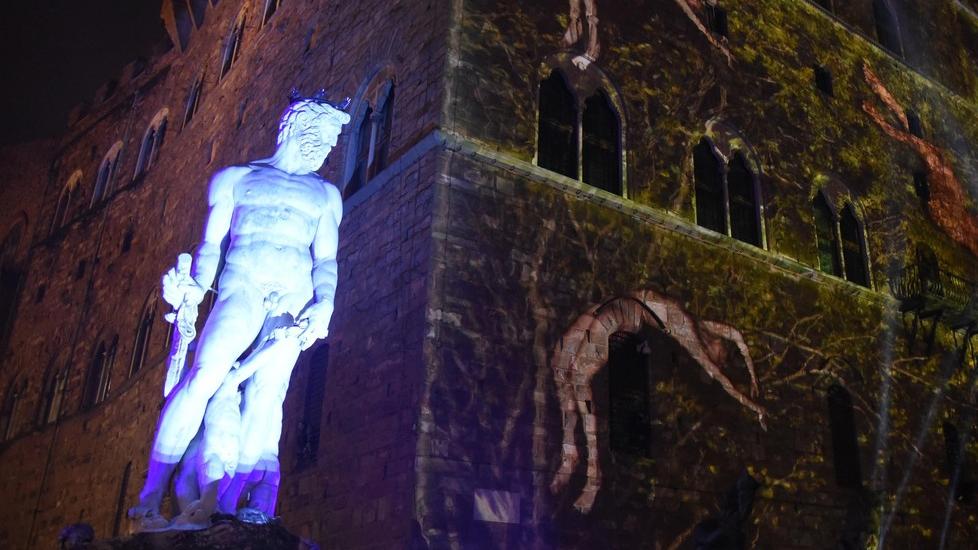 Nella foto, festeggiamenti in piazza della Signoria in occasione del Capodanno 2022