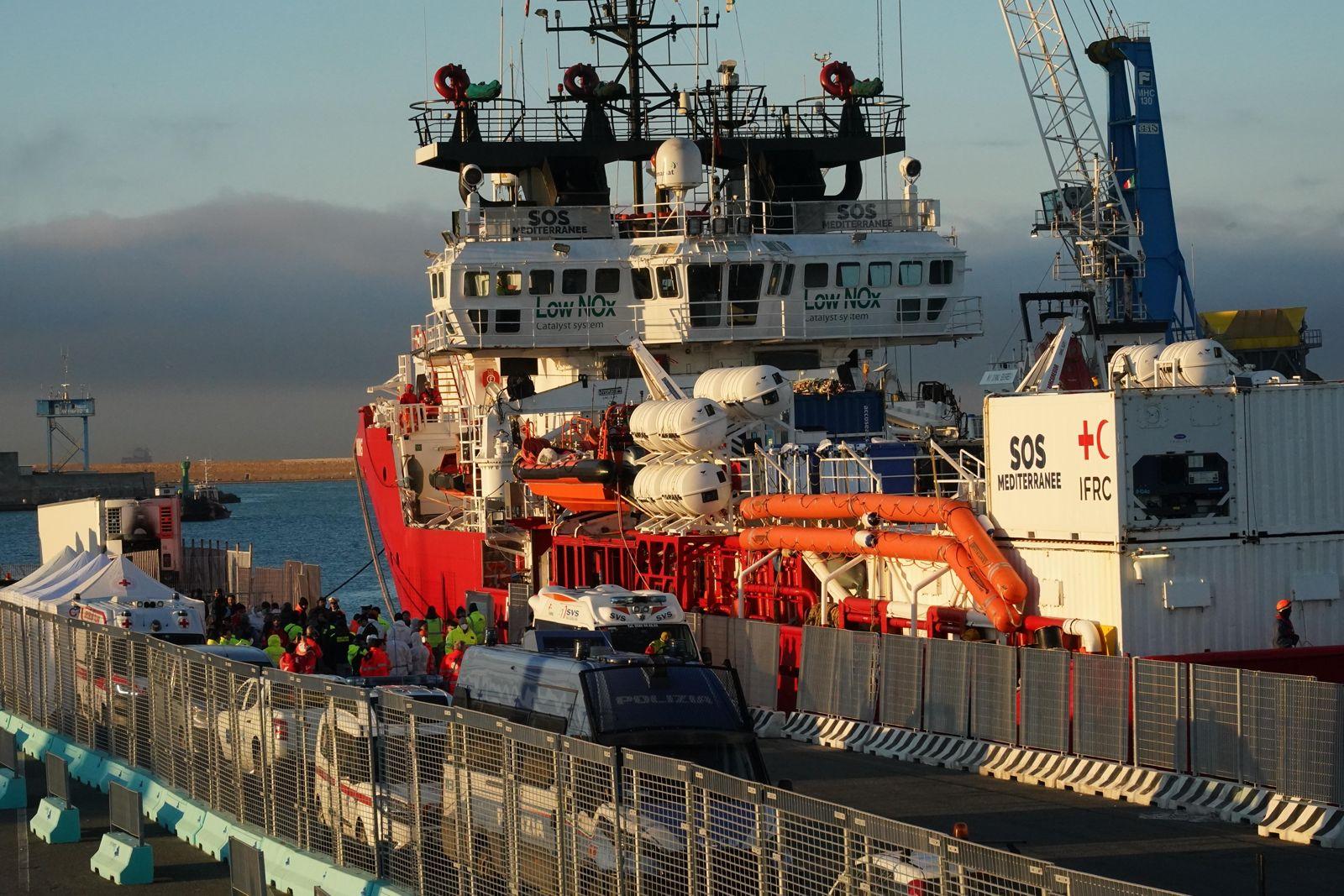 Livorno, attraccata la Ocean Viking con 26 migranti a bordo 