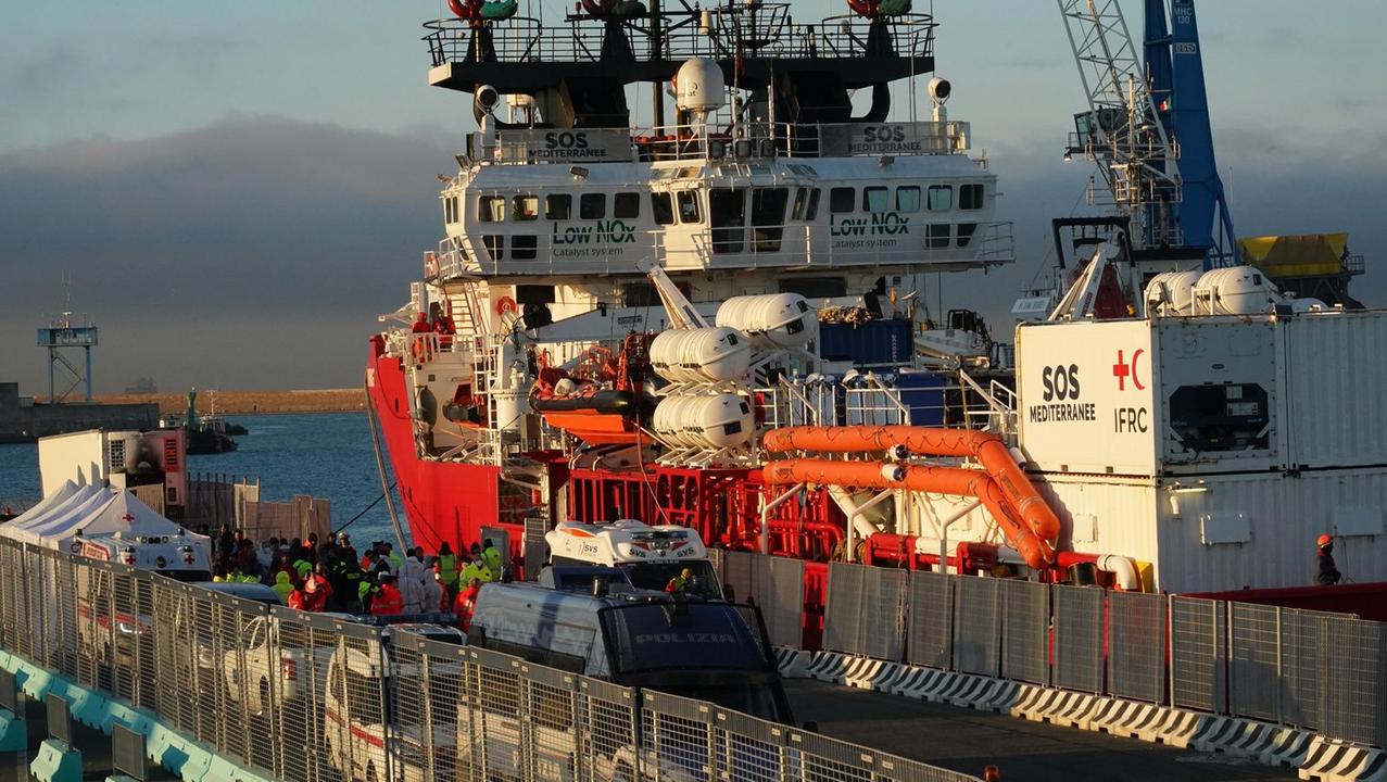 Livorno, attraccata la Ocean Viking con 26 migranti a bordo
