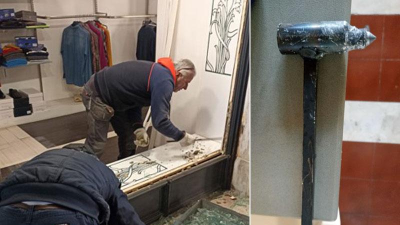 Gli operai che sistemano il negozio svaligiato e la mazza di ferro con punteruolo utilizzata dai ladri per sfondare la vetrina