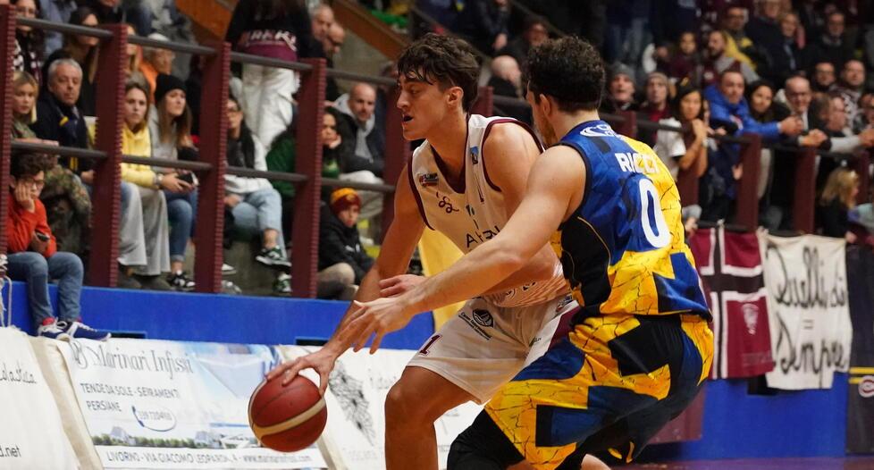 Dorin Buca il pivot della Libertas è il giocatore più alto della serie B (foto Franco Silvi)