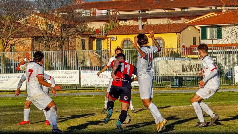 Un momento della sfida a Ponte Buggianese