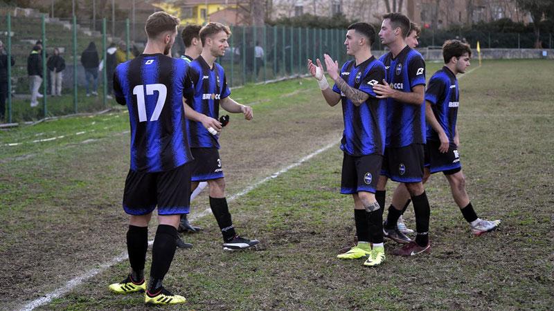 I giocatori dell’Atletico Piombino festeggiano una recente vittoria: il successo contro il Centro Storico Lebowski di domenica ha dato un’importante carica di autostima alla giovane squadra di mister Antonio Brontolone (foto Paolo Barlettani)