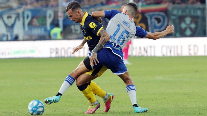 Adam Nagy mentre contrasta un avversario nel corso della sfida in casa del Modena
mercato