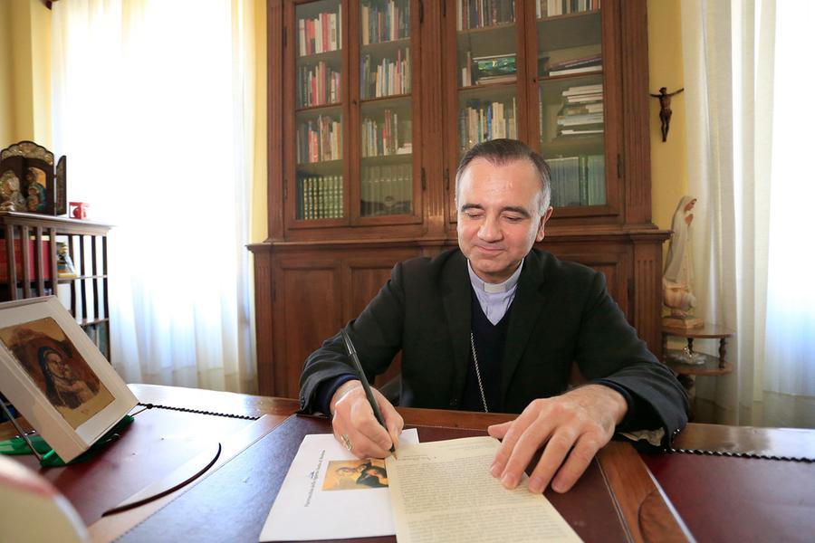 «Finanziare chi salva i migranti? Se potessi farei anche di più»