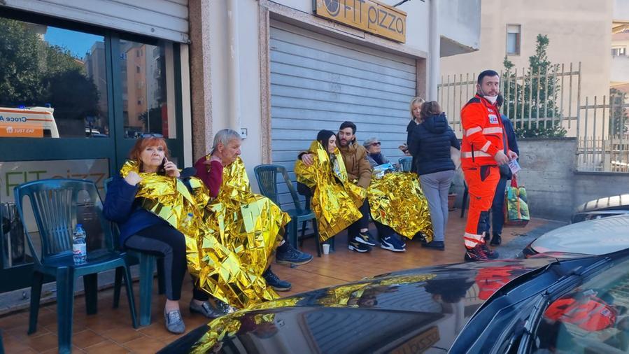 Sassari, incendio in una palazzina: 33 famiglie evacuate. Potranno rientrare mercoledì mattina