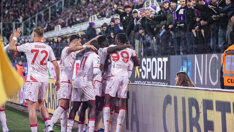 L’esultanza dei giocatori viola alla fine della partita col Verona