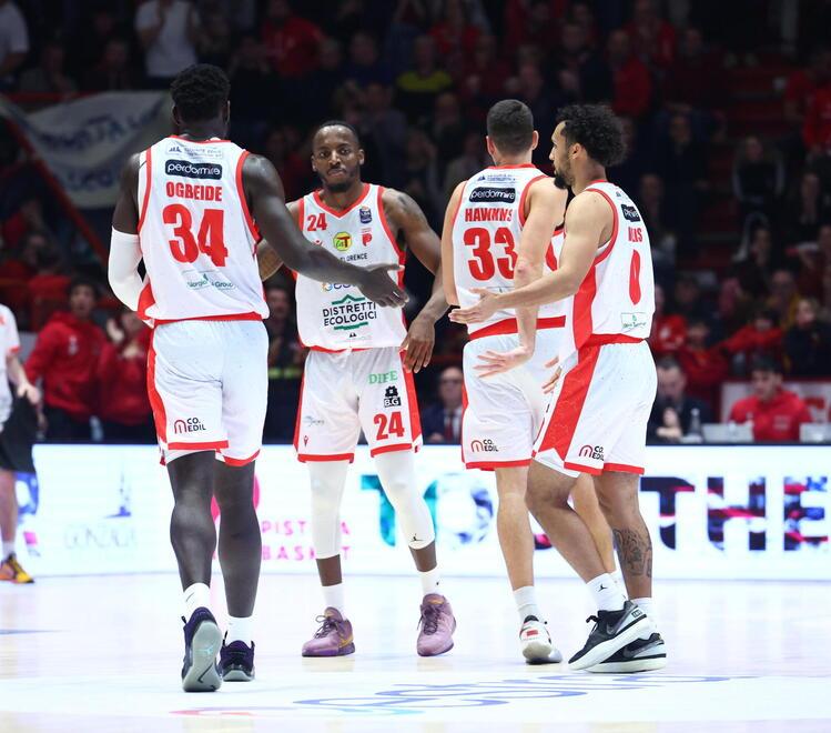 A destra un cenno d’intesa tra i giocatori biancorossi nella partita persa di 1 punto domenica contro Pesaro al PalaCarrara (foto Nucci)