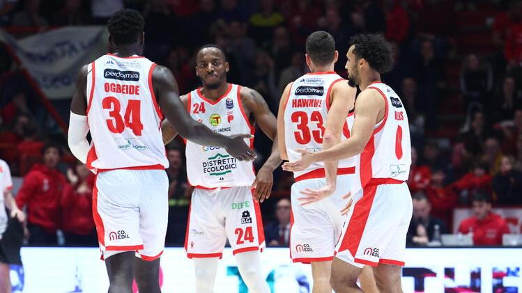 A destra un cenno d’intesa tra i giocatori biancorossi nella partita persa di 1 punto domenica contro Pesaro al PalaCarrara (foto Nucci)