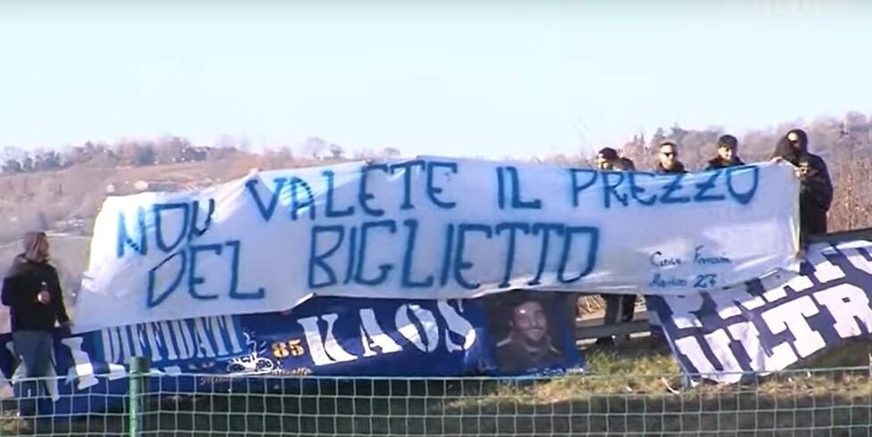 La protesta dei tifosi biancazzurri contro il caro biglietti allo stadio di San MarinO
