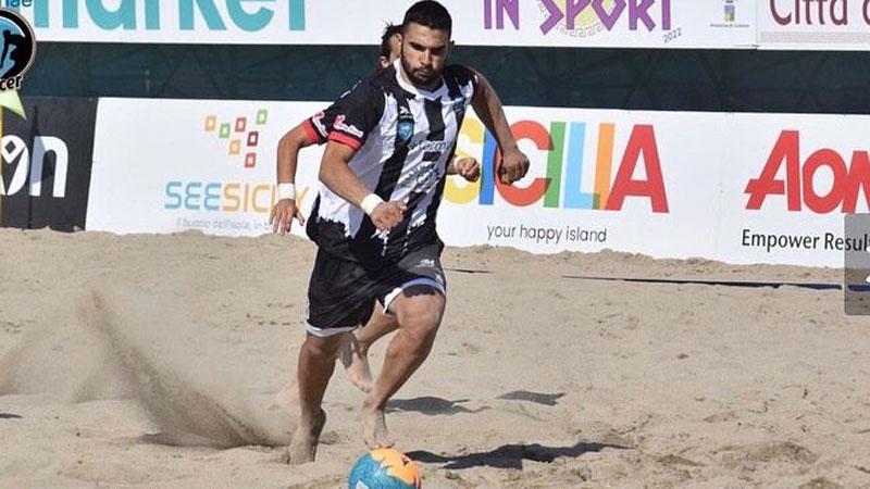 Fabio Pugliese con la maglia del Viareggio beach soccer