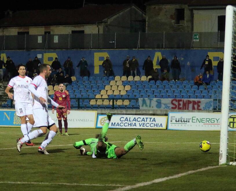 La rete di Simeri con cui la Carrarese ha battuto la Lucchese nel derby