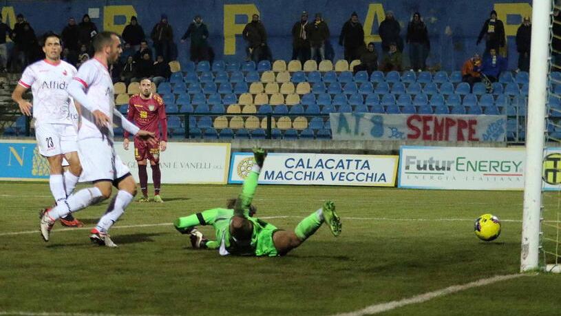 La rete di Simeri con cui la Carrarese ha battuto la Lucchese nel derby