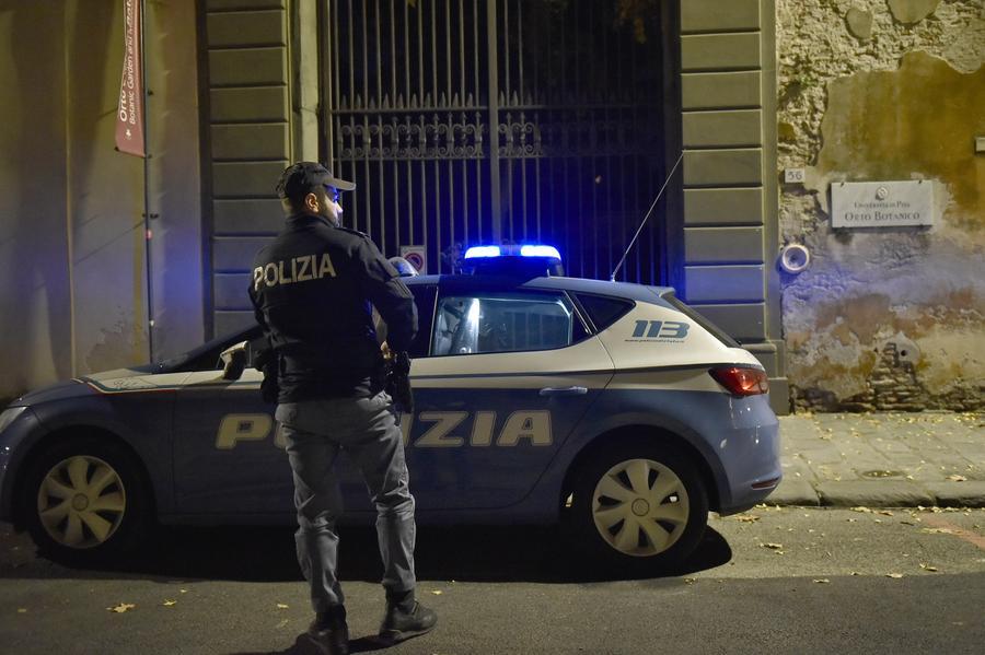 Pisa, ragazza minaccia di gettarsi dal balcone dopo una delusione amorosa: salvata dalla polizia